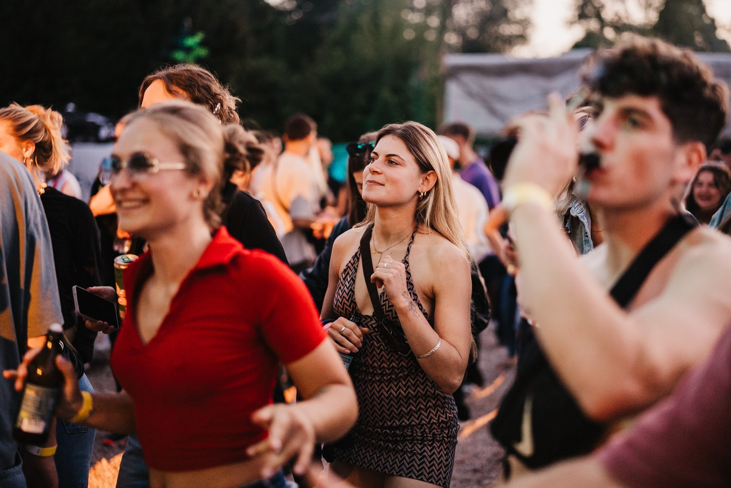 Leute tanzen im Sonnenuntergang