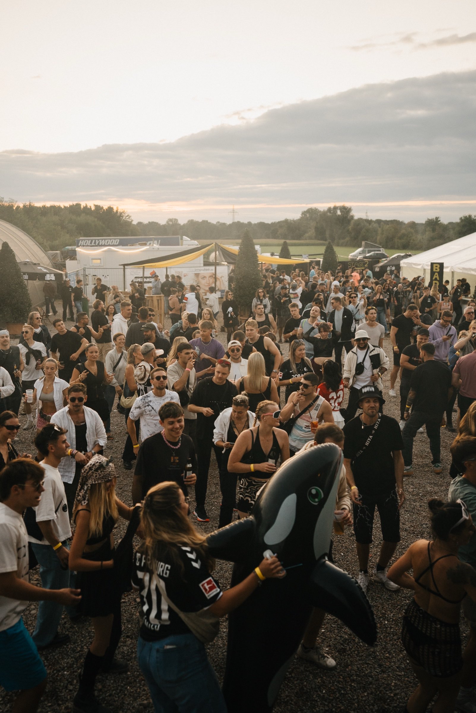 Crowd in der goldenen Stunde