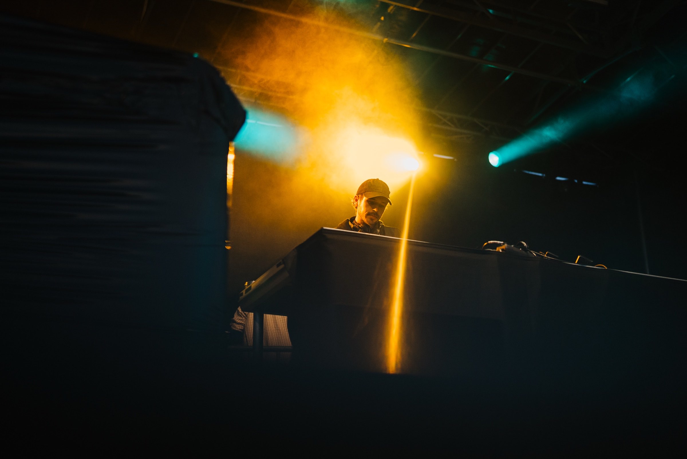 DJ im goldenen Bühnenlicht