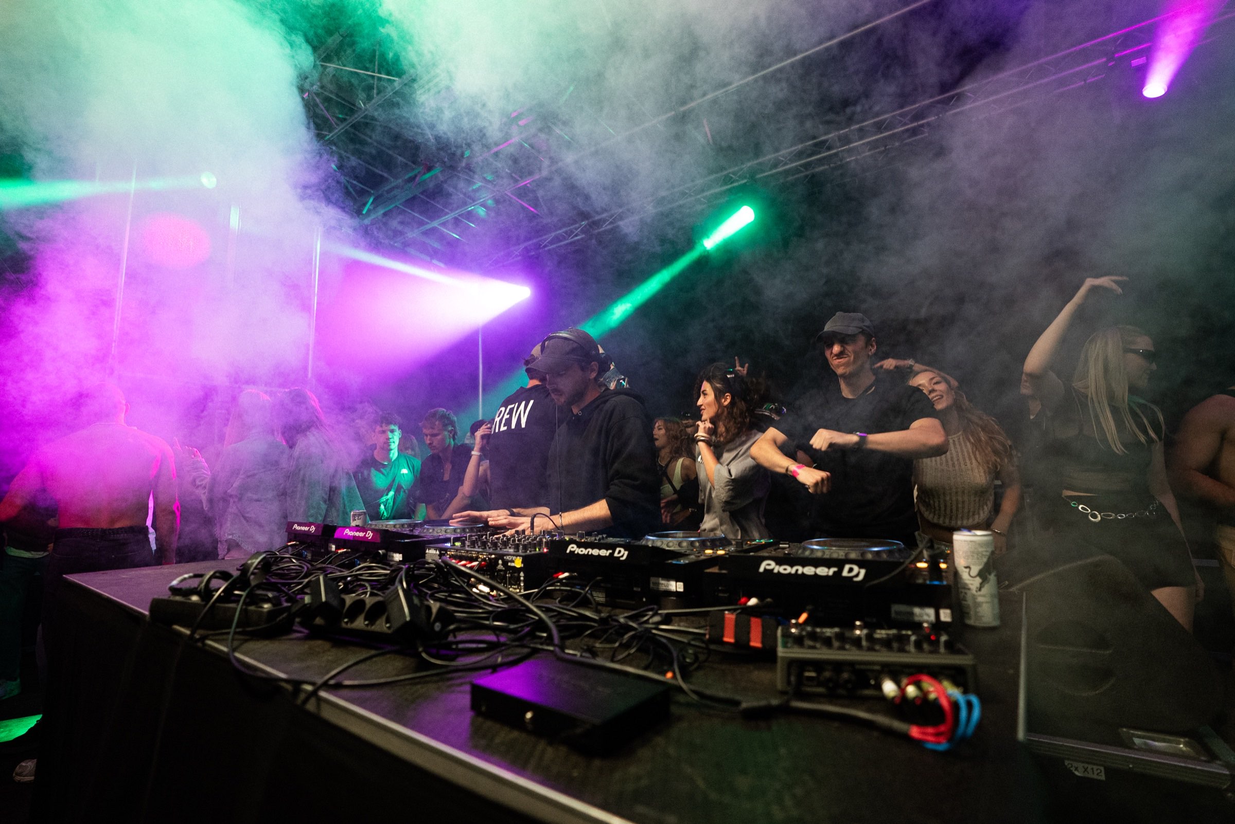 DJ mit Nebel und Lichtern