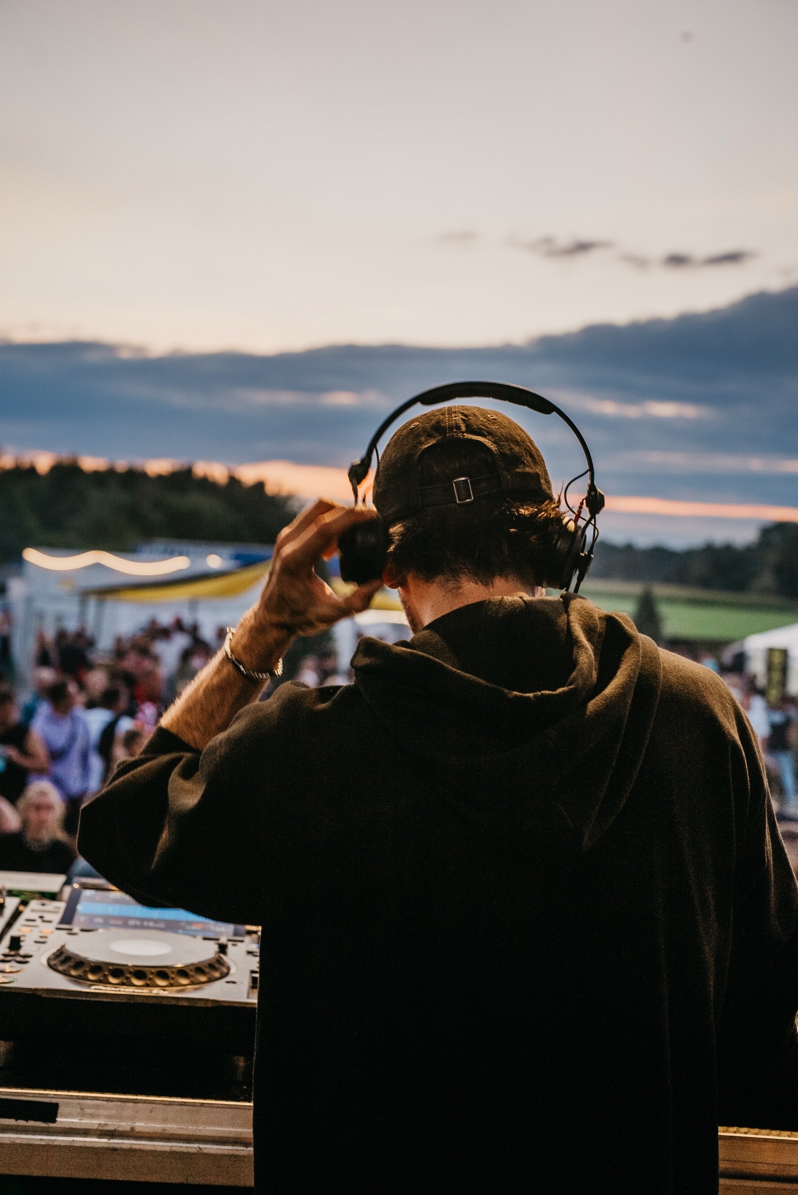 DJ bei Sonnenuntergang