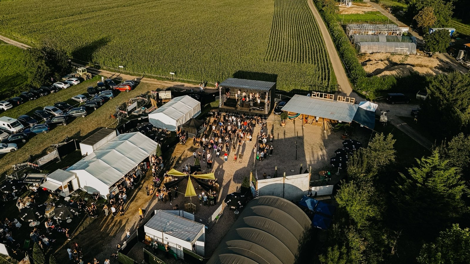 Echo Fields Festival von oben – eingebettet zwischen Maisfeldern