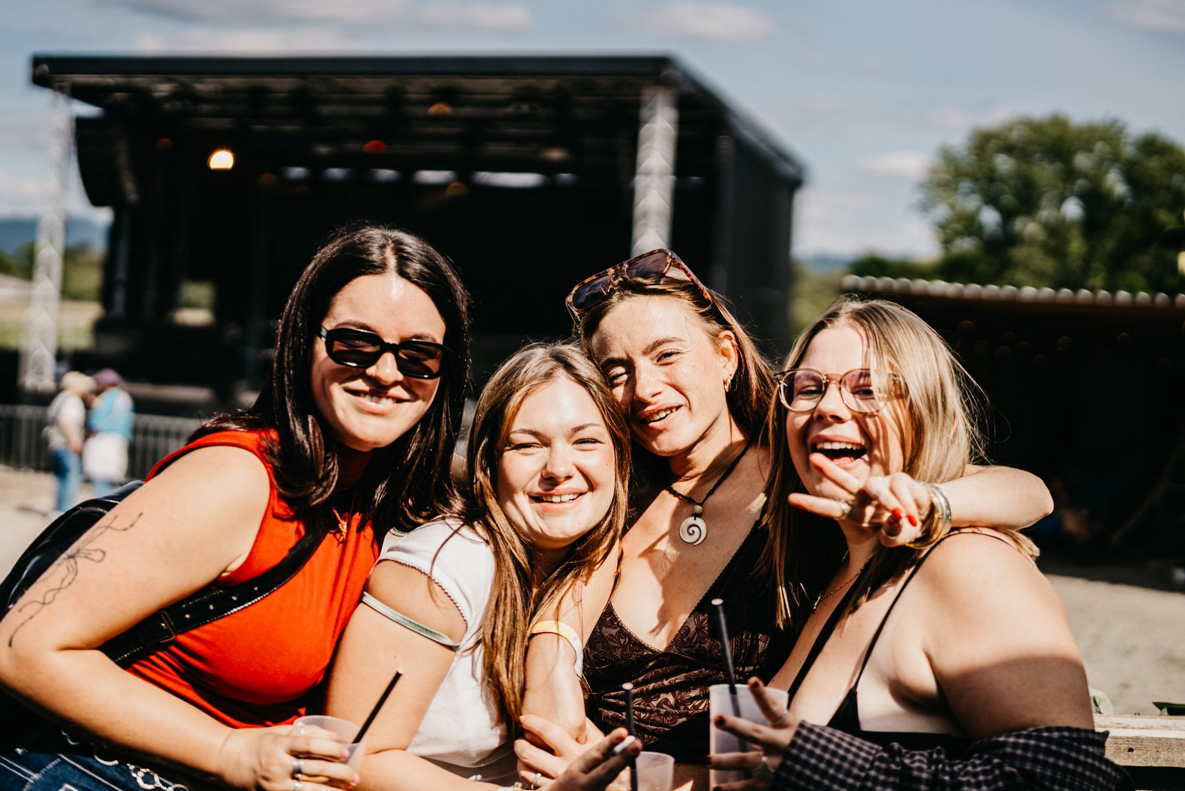 Freundesgruppe vor der Stage