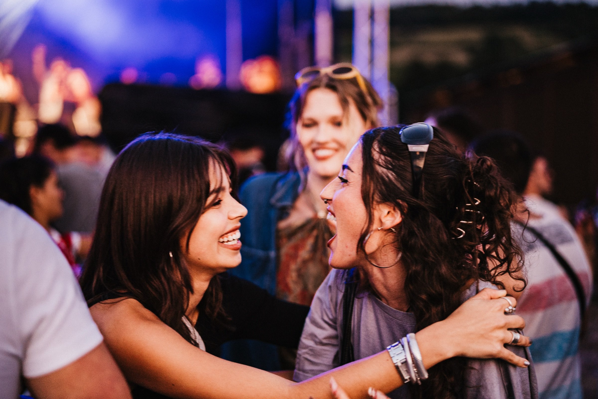 Freunde lachen beim Festival