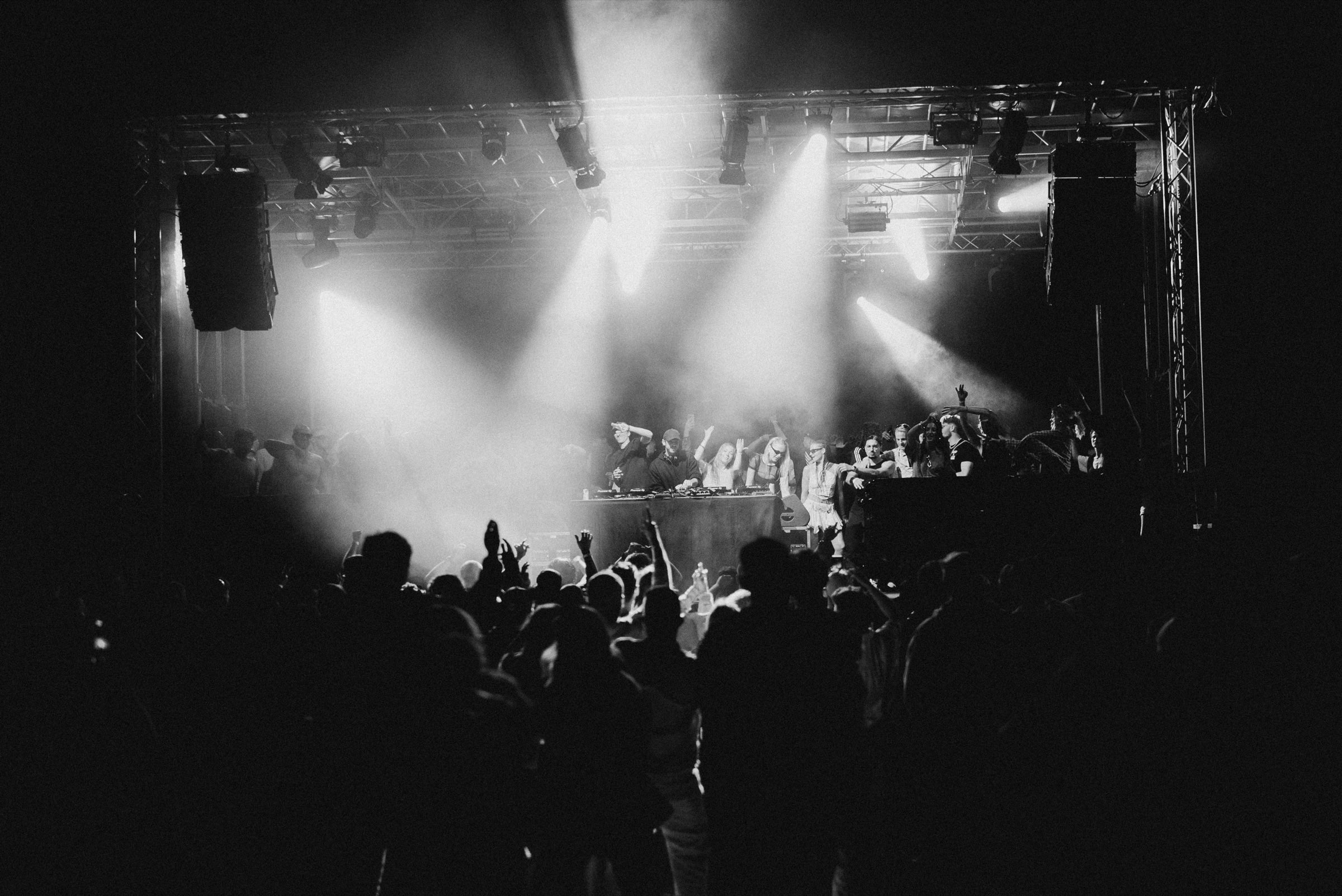 Echo Fields Festival – Crowd vor der Main Stage bei Nacht